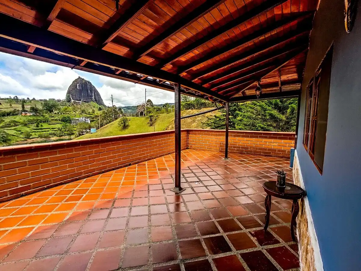 Vista a la piedra del peñol desde las instalaciones