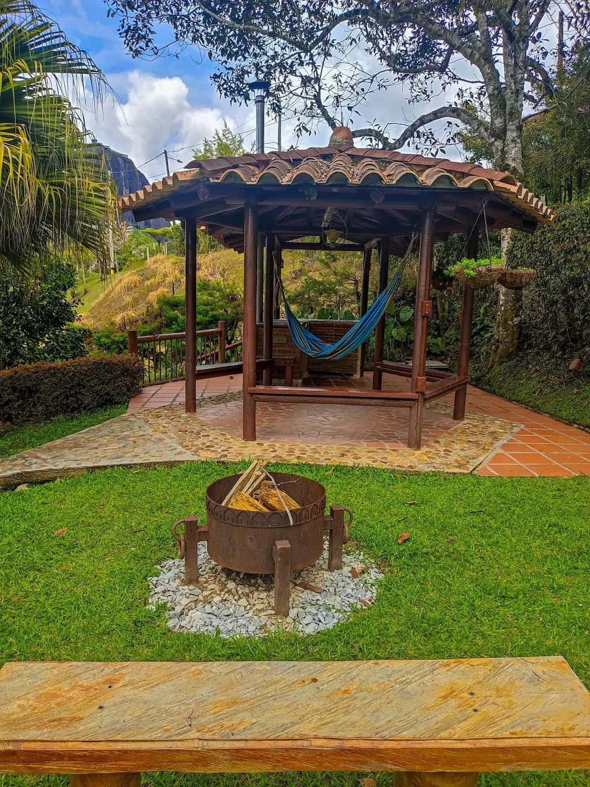 Jardines y fogata