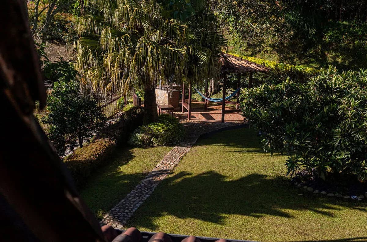 Segunda habitación con dos camas dobles y luz natural