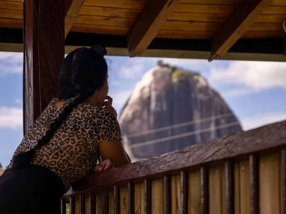 Área exterior de la finca con jacuzzi climatizado y zonas de descanso en Guatapé