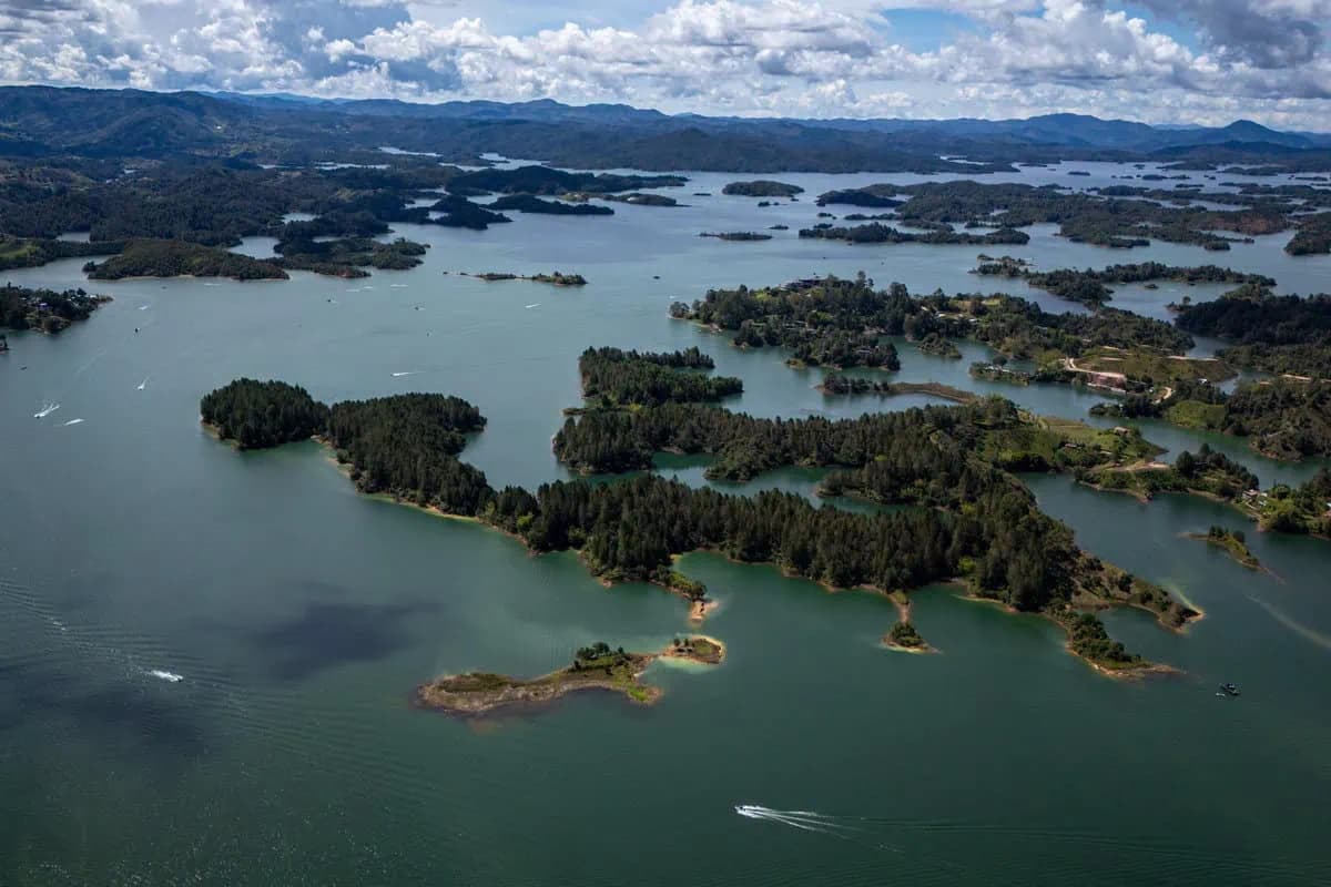 Jacuzzi privado con vista al Peñol al atardecer - Finca para parejas en Guatapé
