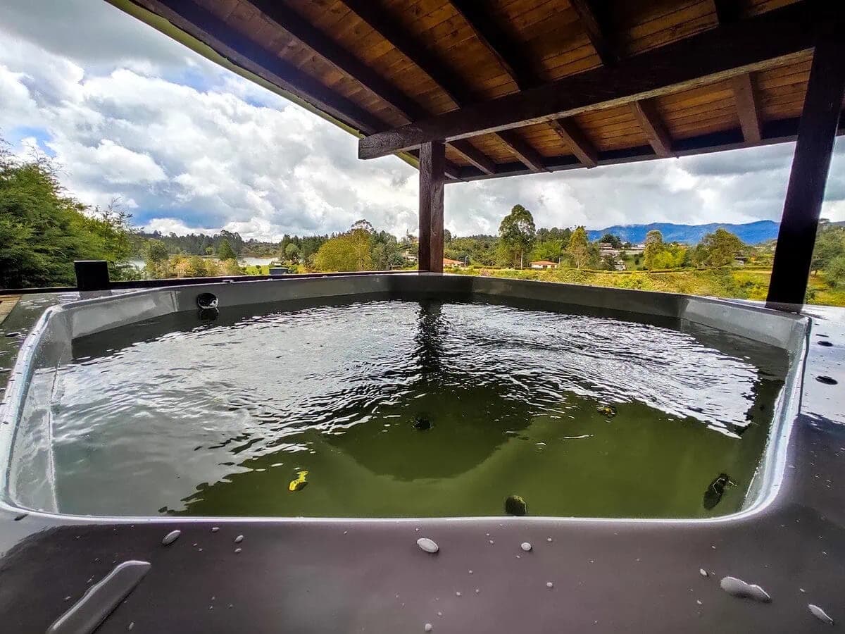 Jacuzzi privado con vista panorámica a la Piedra del Peñol - Finca Conejo Blanco
