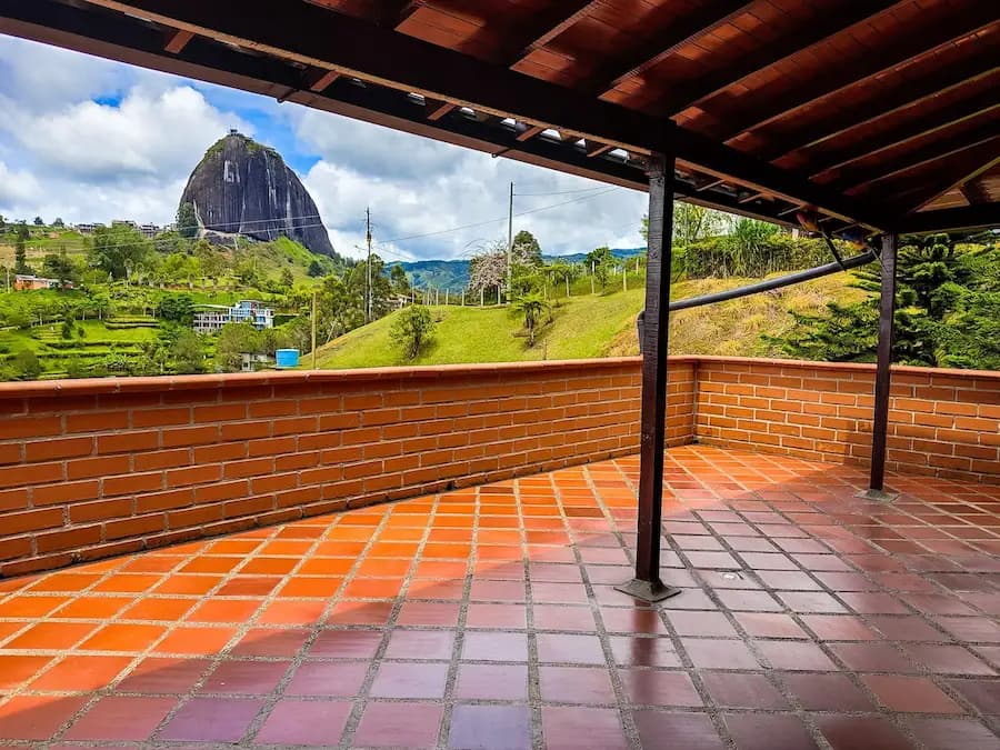 Vista panorámica de Guatapé con la Piedra del Peñol