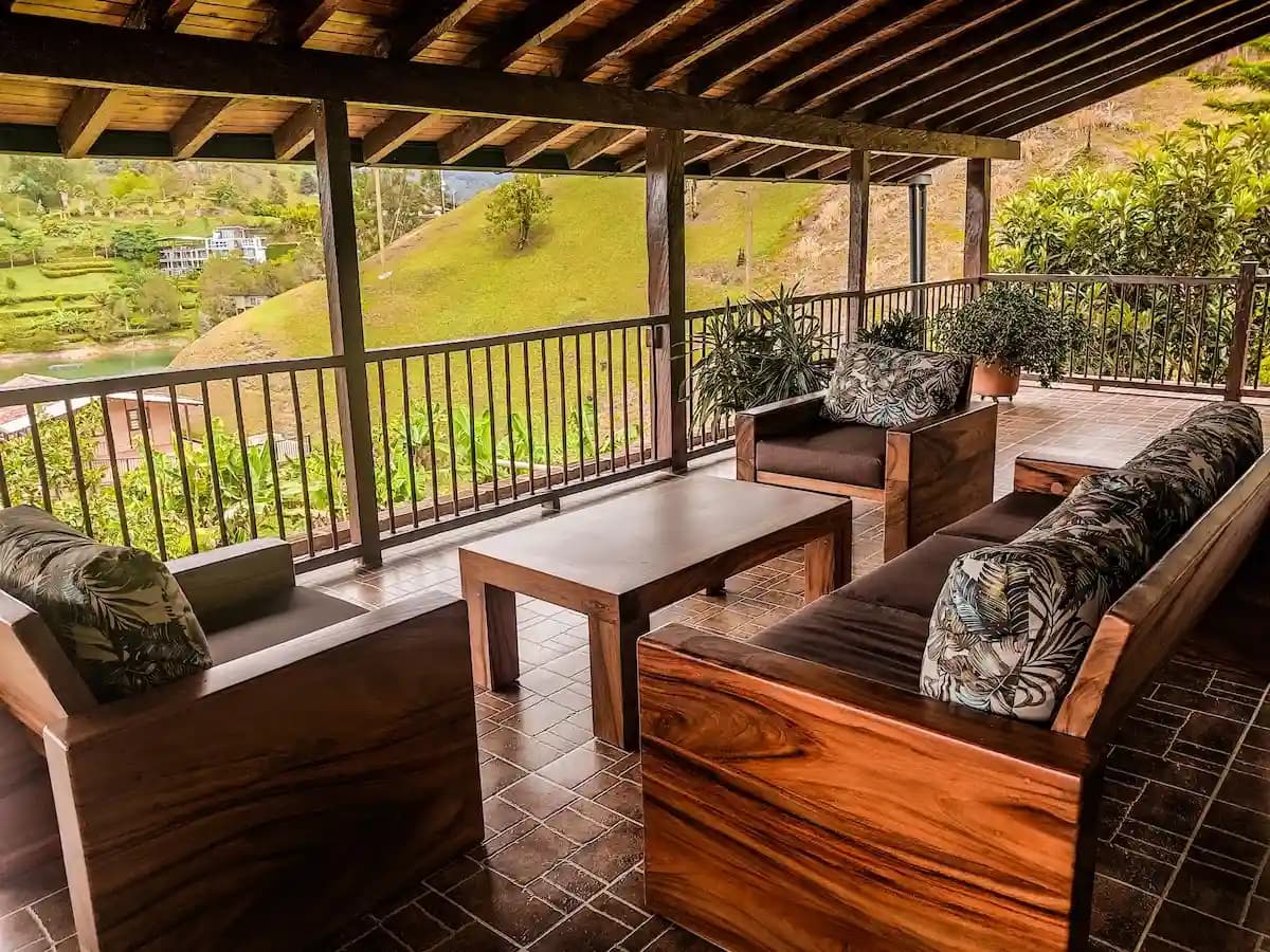 Cocina rústica completa - Sala de estar con vista panorámica en Finca Conejo Blanco