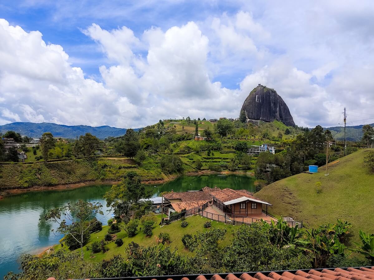 Vista panorámica de Finca Conejo Blanco con jacuzzi privado y vista a la Piedra del Peñol en Guatapé, Antioquia